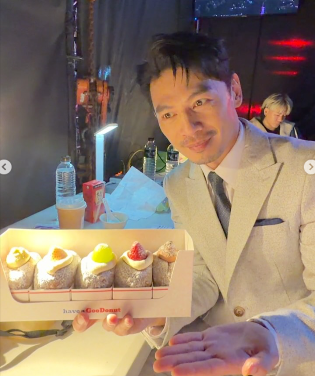 蔡尚樺要扶蕭煌奇卻自己跌倒。（圖／翻攝蔡尚樺​IG）